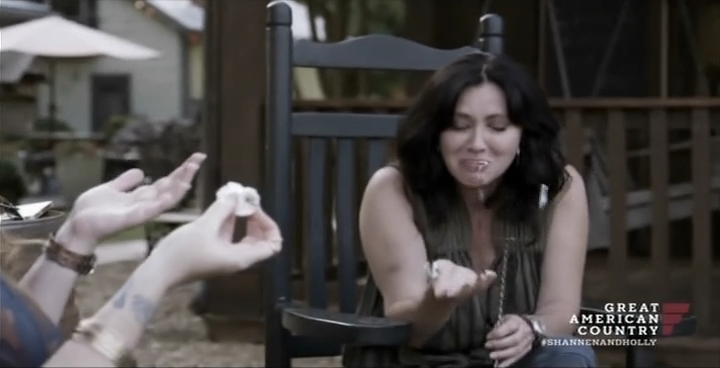 Charmed-Online-dot-net_OffTheMapWithShannenandHolly-S01E01-02-1447.jpg