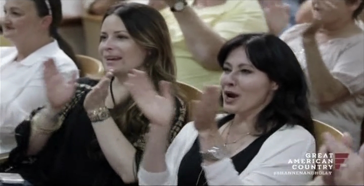 Charmed-Online-dot-net_OffTheMapWithShannenandHolly-S01E01-02-2045.jpg